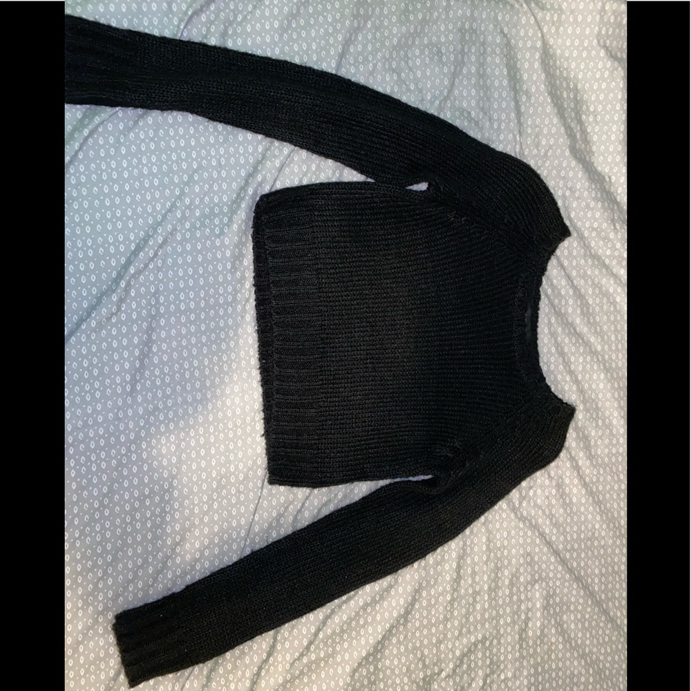 Black cropped fuzzy sweatshirt